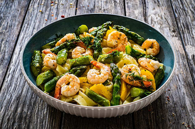 Spicy noodles with green asparagus