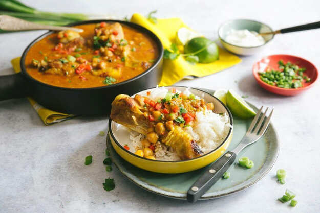 curry jaune de style thaïlandais avec pilons